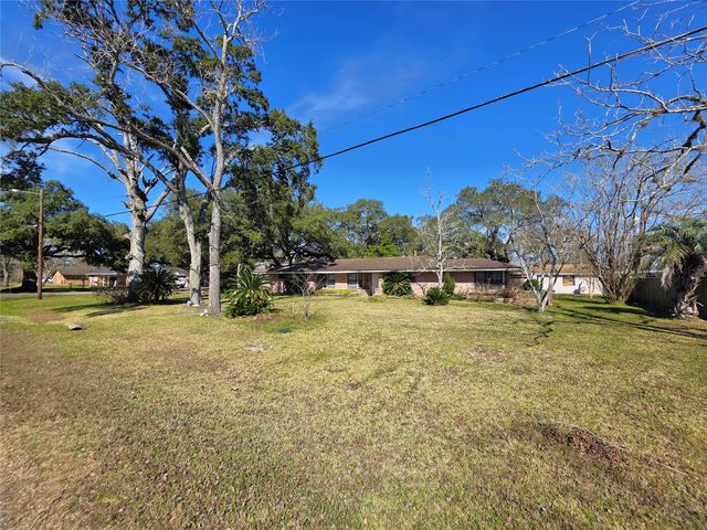 706 Maple St, Sweeny, TX 77480