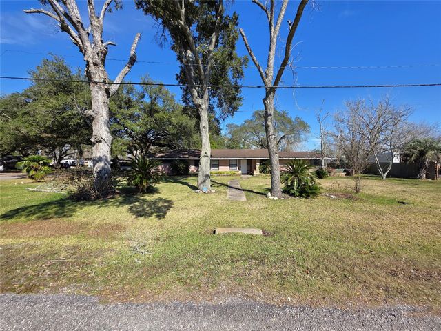 706 Maple St, Sweeny, TX 77480