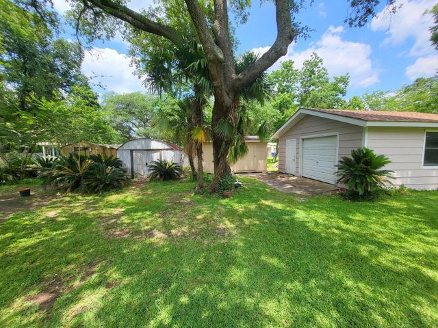 706 Maple St, Sweeny, TX 77480