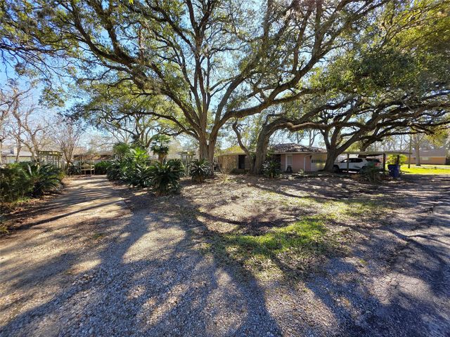 706 Maple St, Sweeny, TX 77480