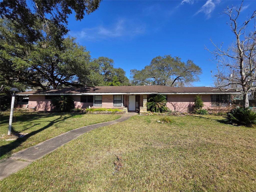 706 Maple St, Sweeny, TX 77480