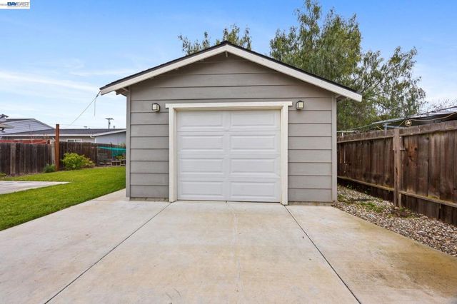 560 560 N M St, Livermore, CA 94551
