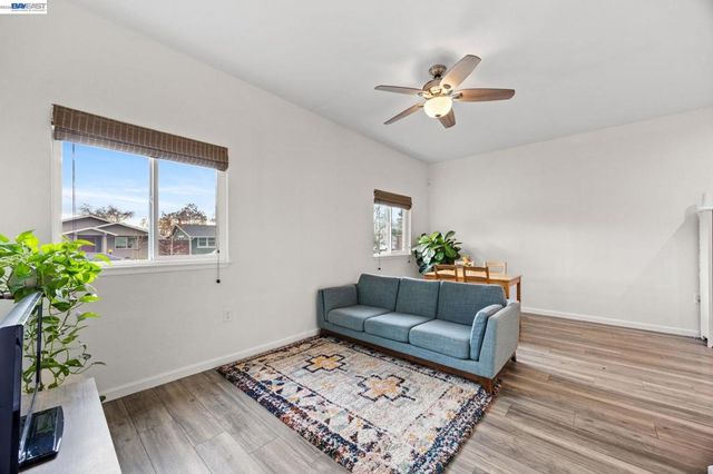 560 560 N M St, Livermore, CA 94551