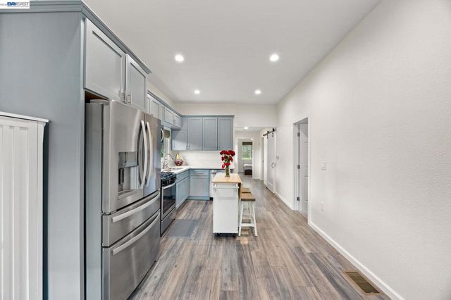 560 560 N M St, Livermore, CA 94551