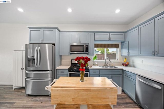 560 560 N M St, Livermore, CA 94551