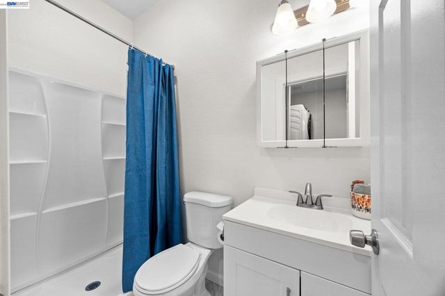 560 560 N M St, Livermore, CA 94551