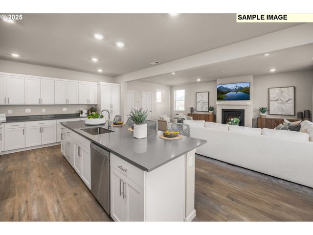 8924 Sw SALINAN St, Tualatin, OR 97062