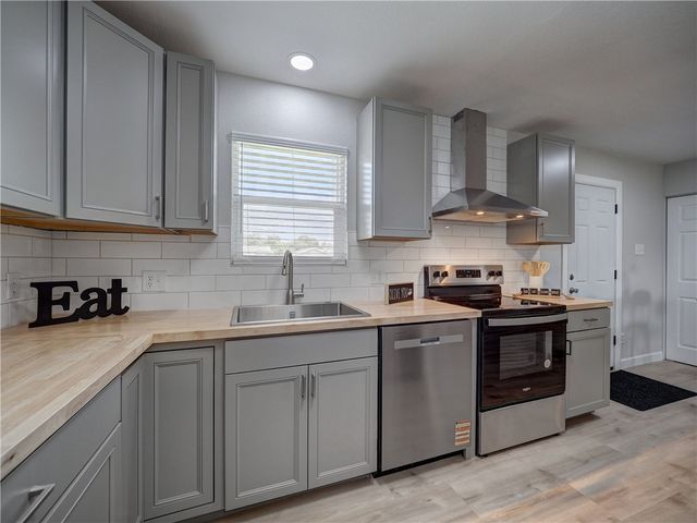 222 N 9th St, Aransas Pass, TX 78336