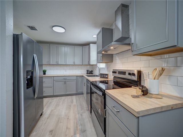 222 N 9th St, Aransas Pass, TX 78336