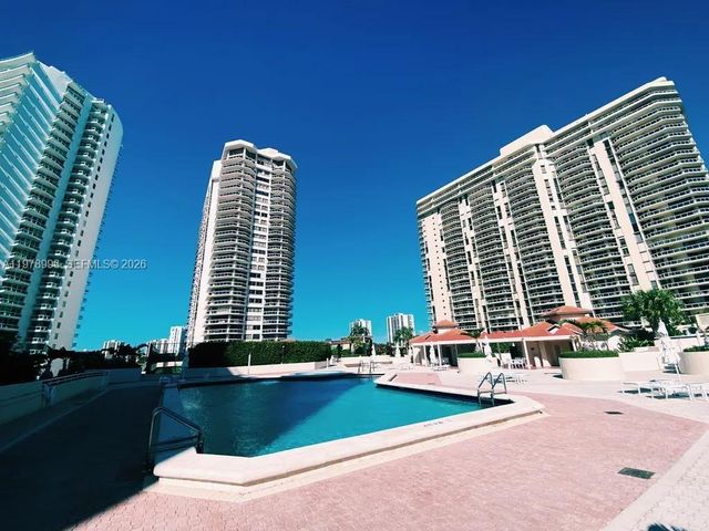 20185 E Country Club Dr TS-3, Aventura, FL 33180