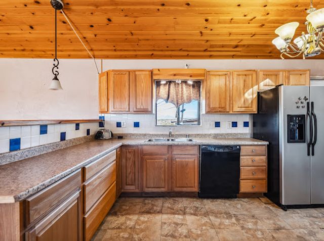 3485 Mountain Drive, Golden Valley, AZ 86413