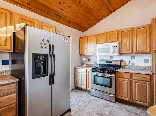 3485 Mountain Drive, Golden Valley, AZ 86413