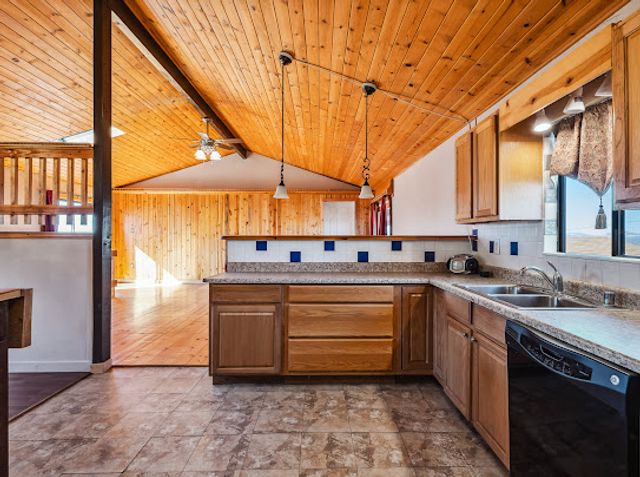 3485 Mountain Drive, Golden Valley, AZ 86413