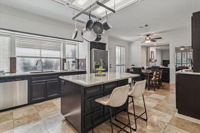 2200 Southern Oak Drive, Irving, TX 75063