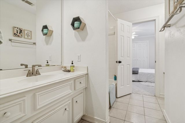 2200 Southern Oak Drive, Irving, TX 75063