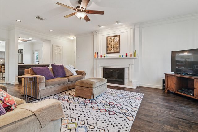 2200 Southern Oak Drive, Irving, TX 75063