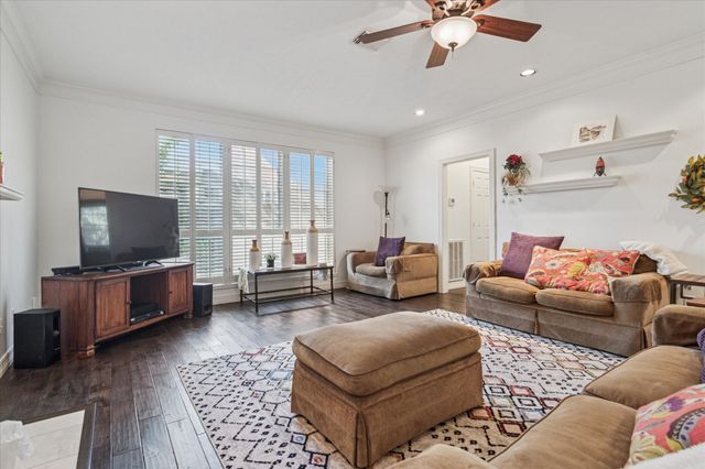 2200 Southern Oak Drive, Irving, TX 75063