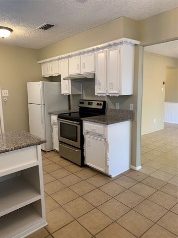 5410 Kings Manor Drive, Lake Dallas, TX 75065