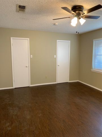 5410 Kings Manor Drive, Lake Dallas, TX 75065