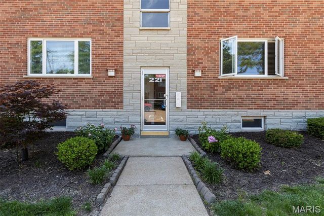 221 Monclay Court 2N, St Louis, MO 63122
