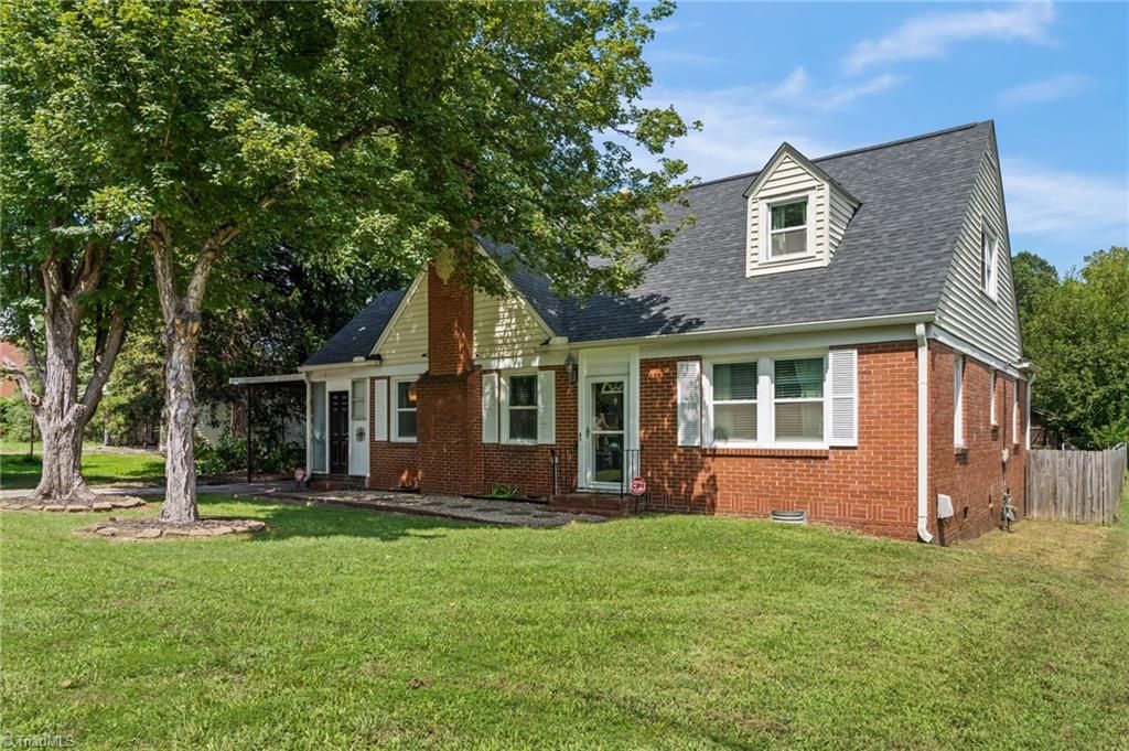 105 School Street, Thomasville, NC 27360