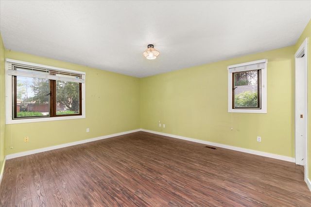 1006 W Bellwood Dr, Spokane, WV 99218