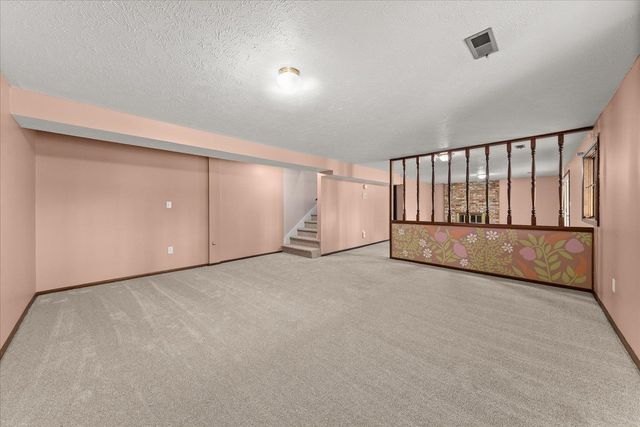 1006 W Bellwood Dr, Spokane, WV 99218