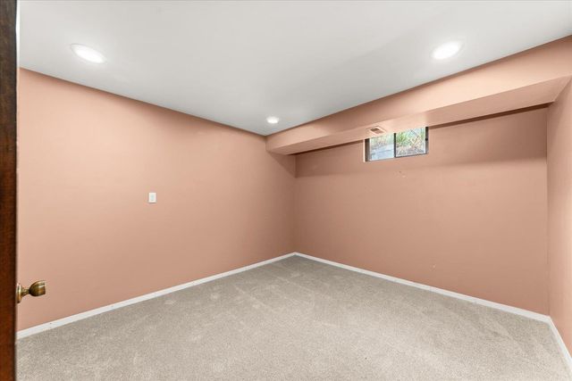 1006 W Bellwood Dr, Spokane, WV 99218