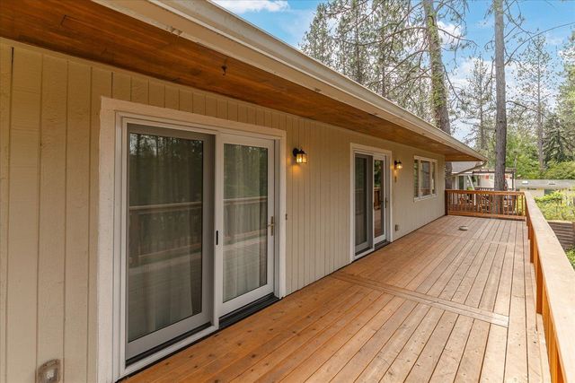 1006 W Bellwood Dr, Spokane, WV 99218