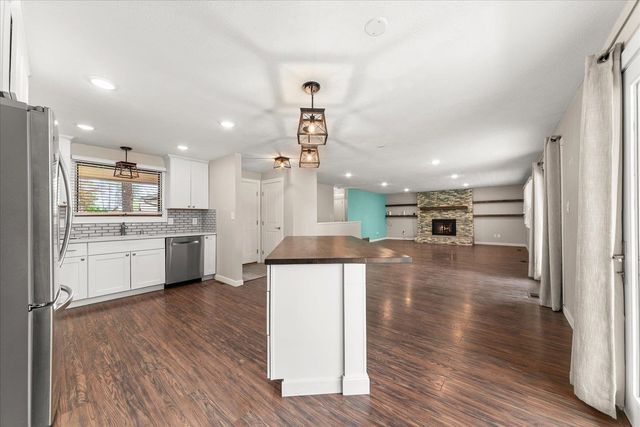 1006 W Bellwood Dr, Spokane, WV 99218
