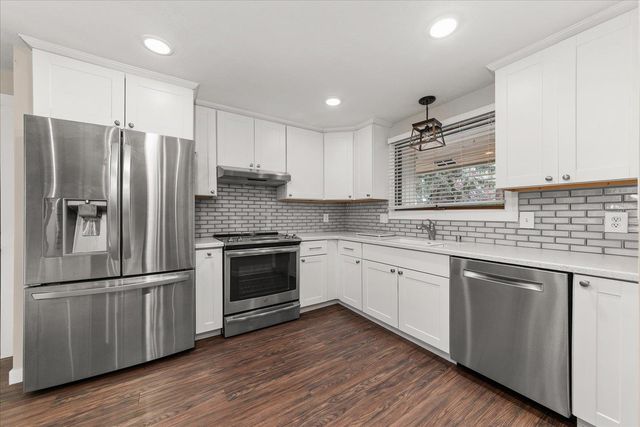 1006 W Bellwood Dr, Spokane, WV 99218