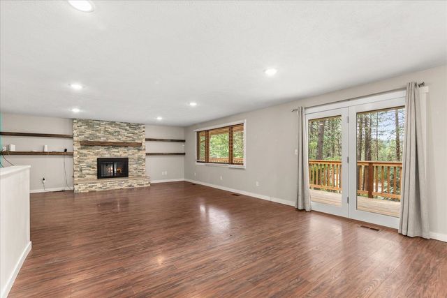 1006 W Bellwood Dr, Spokane, WV 99218