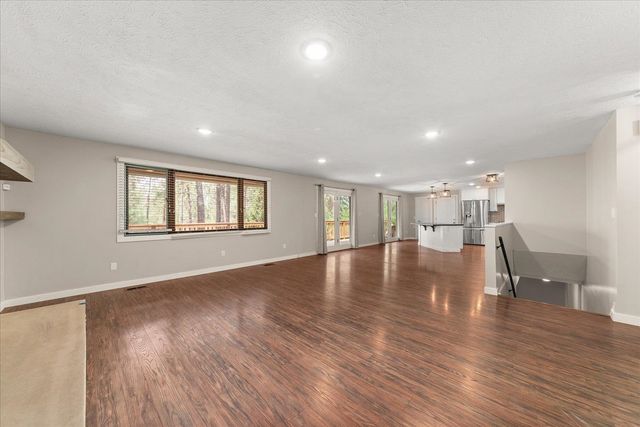 1006 W Bellwood Dr, Spokane, WV 99218