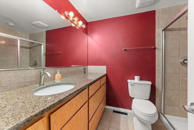 1006 W Bellwood Dr, Spokane, WV 99218