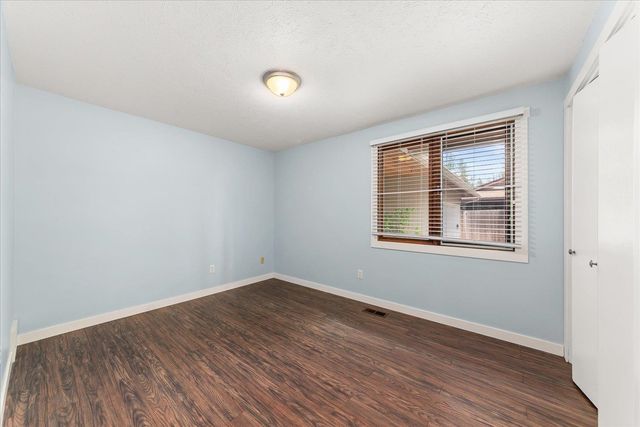 1006 W Bellwood Dr, Spokane, WV 99218