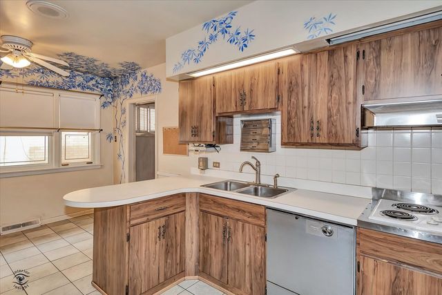 9139 S Oakley Avenue, Chicago, IL 60643