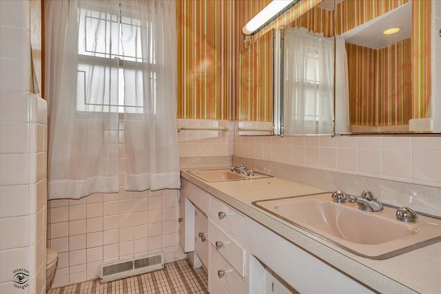 9139 S Oakley Avenue, Chicago, IL 60643