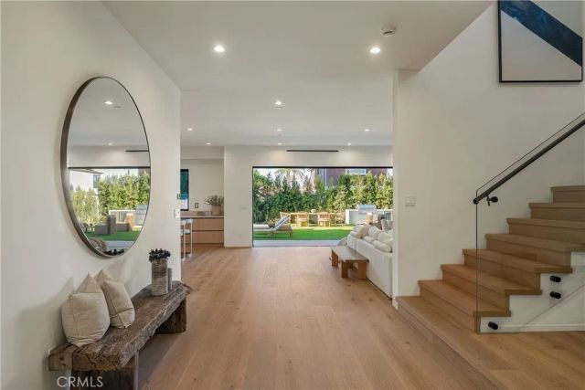 15451 Camarillo Street, Sherman Oaks, CA 91403