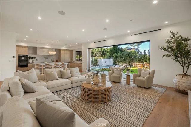 15451 Camarillo Street, Sherman Oaks, CA 91403