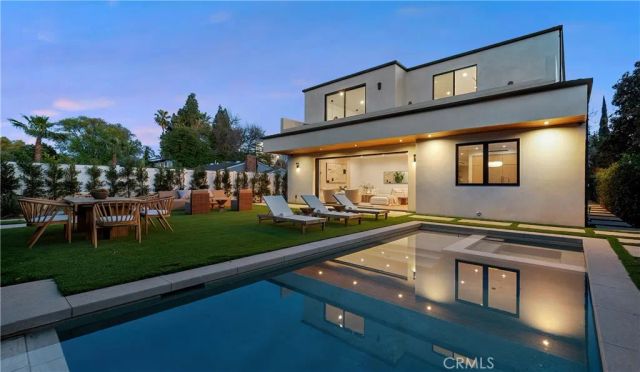 15451 Camarillo Street, Sherman Oaks, CA 91403