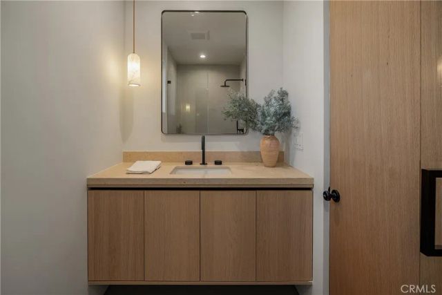 15451 Camarillo Street, Sherman Oaks, CA 91403