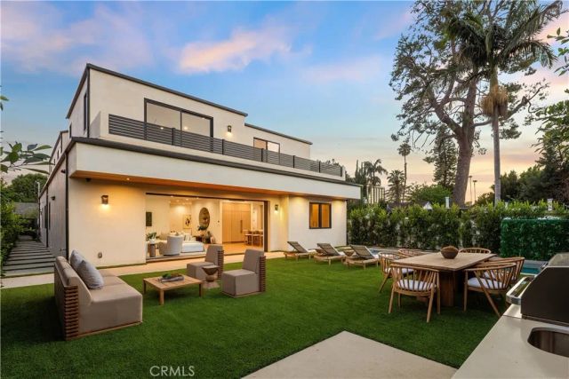 15451 Camarillo Street, Sherman Oaks, CA 91403