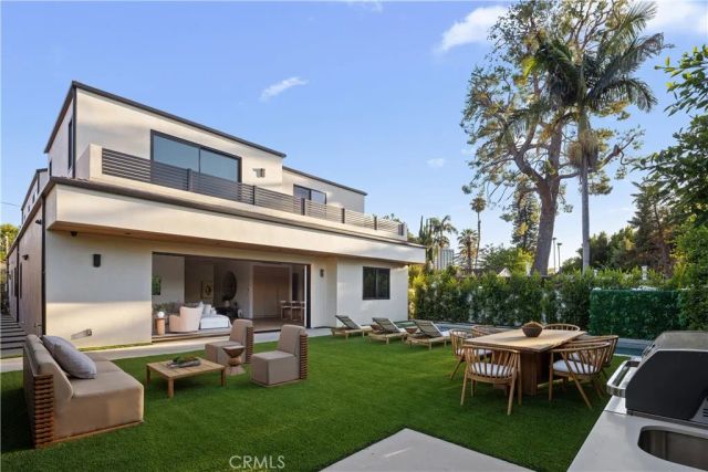 15451 Camarillo Street, Sherman Oaks, CA 91403