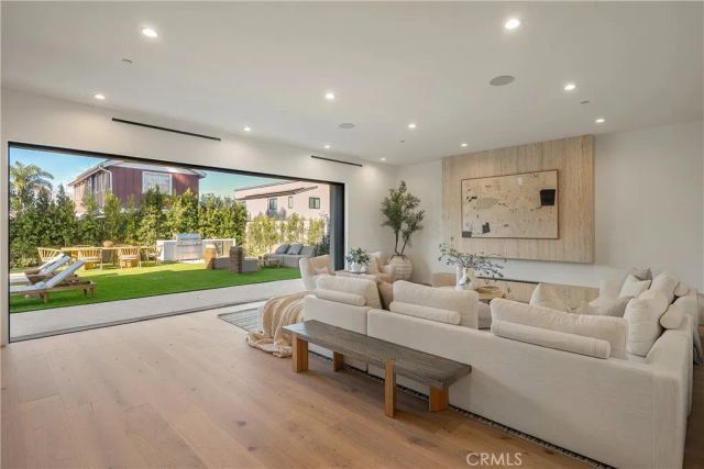 15451 Camarillo Street, Sherman Oaks, CA 91403