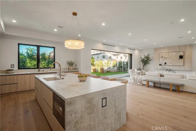 15451 Camarillo Street, Sherman Oaks, CA 91403