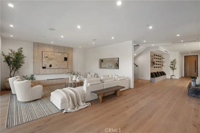 15451 Camarillo Street, Sherman Oaks, CA 91403