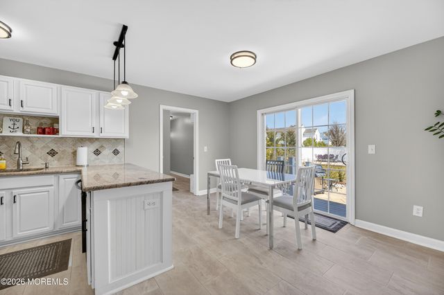 17 Yosemite Road, Howell, NJ 07731