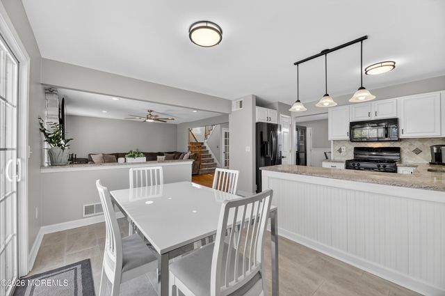 17 Yosemite Road, Howell, NJ 07731