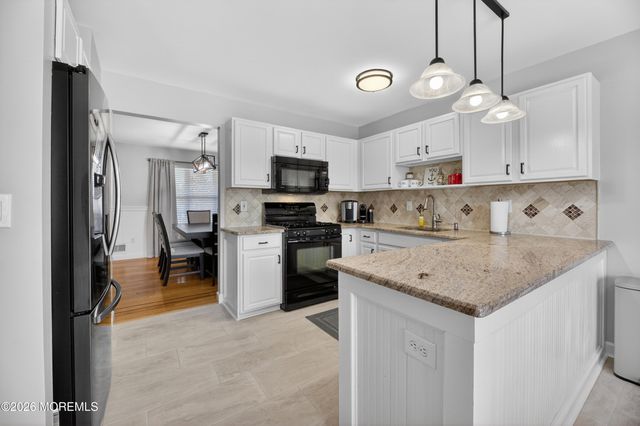 17 Yosemite Road, Howell, NJ 07731