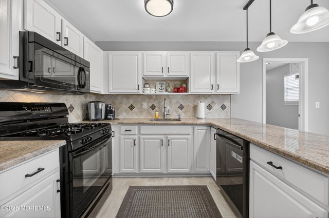 17 Yosemite Road, Howell, NJ 07731